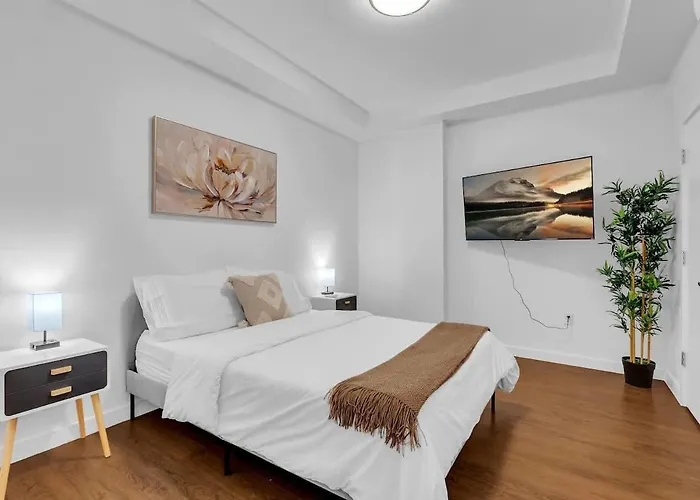 Stylish 1br Near Bokcntr-gym,lounge,balcony,pet Ok *