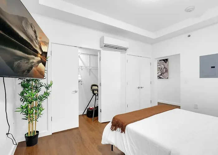 Apartment Stylish 1br Near Bokcntr-gym,lounge,balcony,pet Ok