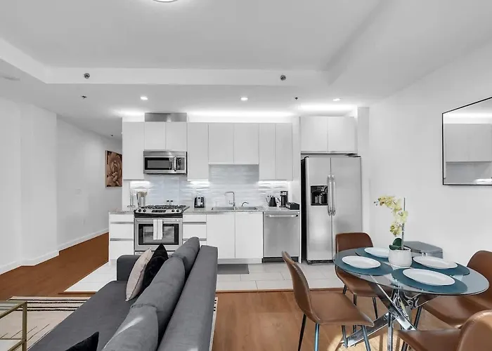 Stylish 1br Near Bokcntr-gym,lounge,balcony,pet Ok *