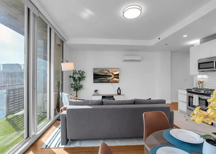 Stylish 1br Near Bokcntr-gym,lounge,balcony,pet Ok *