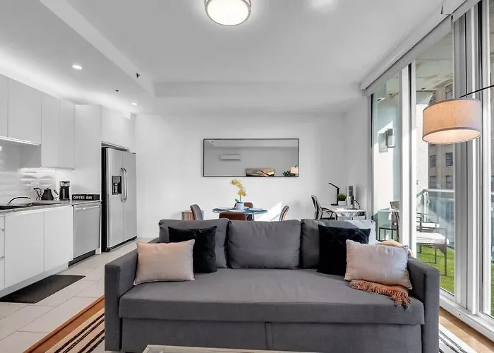 Stylish 1br Near Bokcntr-gym,lounge,balcony,pet Ok *
