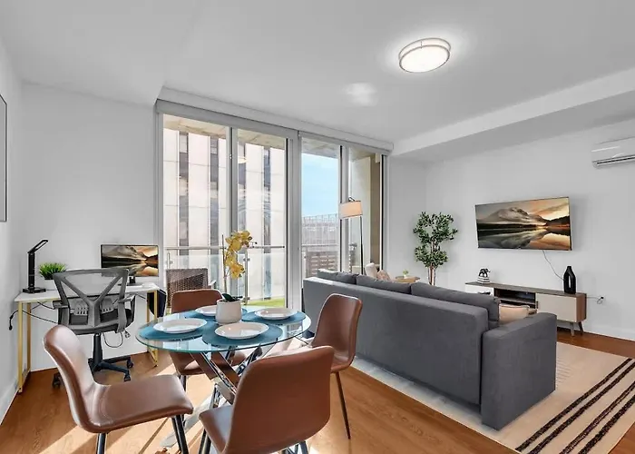 Stylish 1br Near Bokcntr-gym,lounge,balcony,pet Ok
