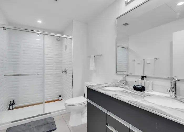 Apartment Stylish 1br Near Bokcntr-gym,lounge,balcony,pet Ok