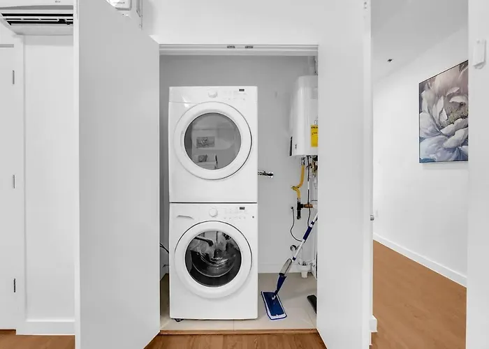 Stylish 1br Near Bokcntr-gym,lounge,balcony,pet Ok