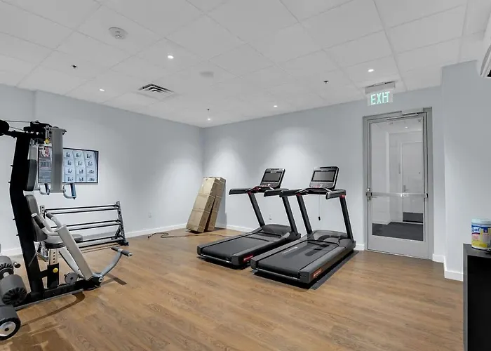 Stylish 1br Near Bokcntr-gym,lounge,balcony,pet Ok Apartment