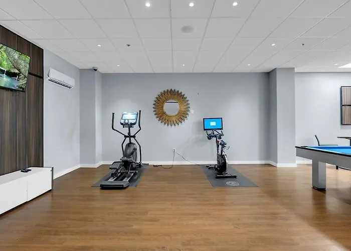 Stylish 1br Near Bokcntr-gym,lounge,balcony,pet Ok