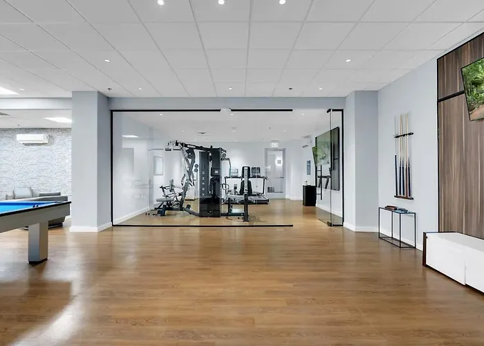 Stylish 1br Near Bokcntr-gym,lounge,balcony,pet Ok Apartment *
