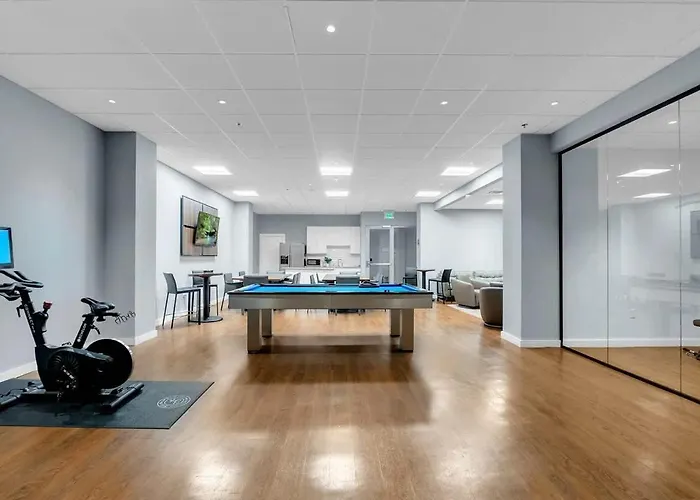 Stylish 1br Near Bokcntr-gym,lounge,balcony,pet Ok Apartment