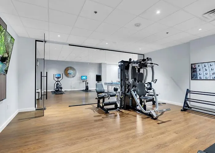 Apartment Stylish 1br Near Bokcntr-gym,lounge,balcony,pet Ok